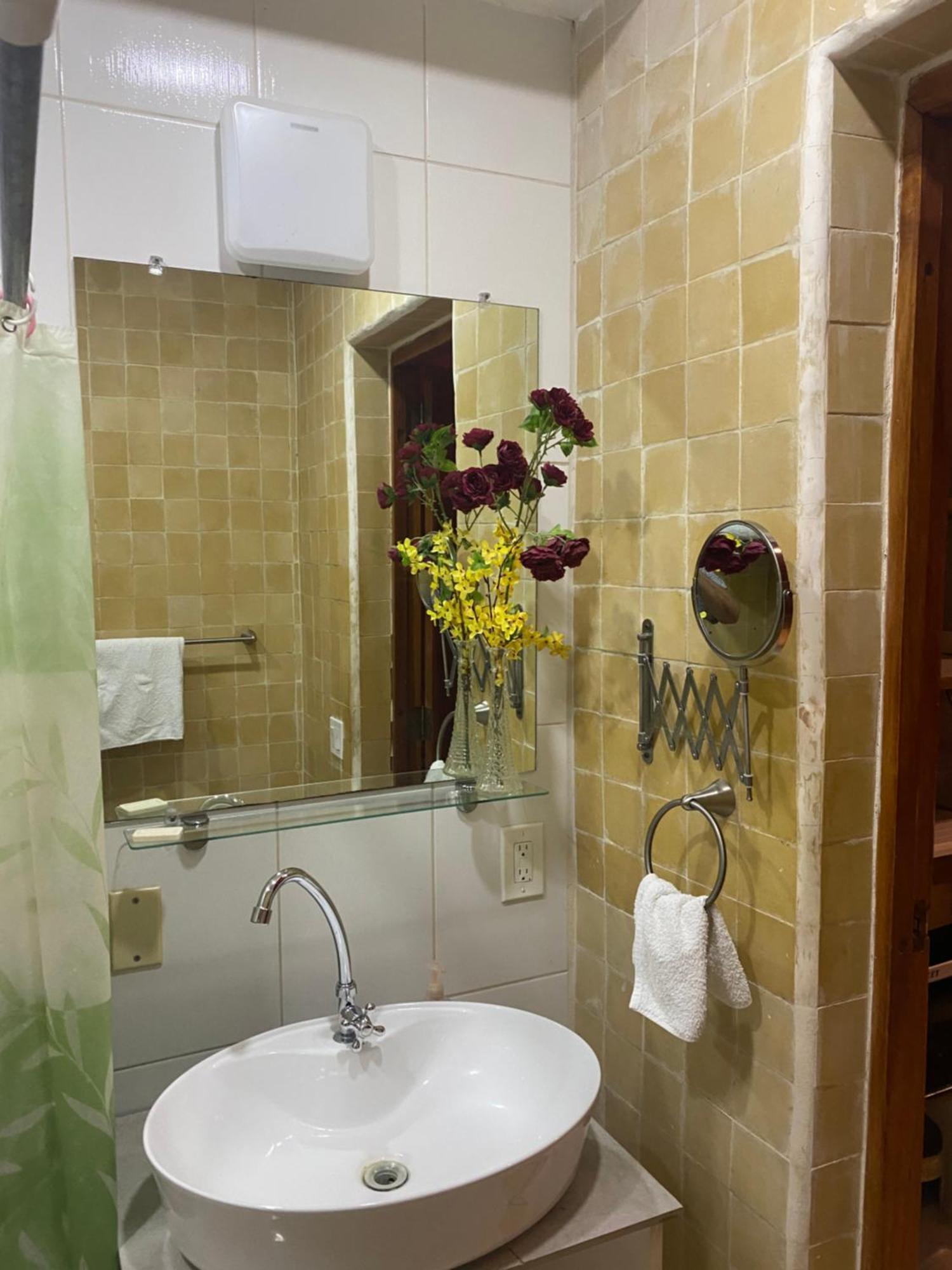 Apartamentos Casa Amarilla Granada Luaran gambar